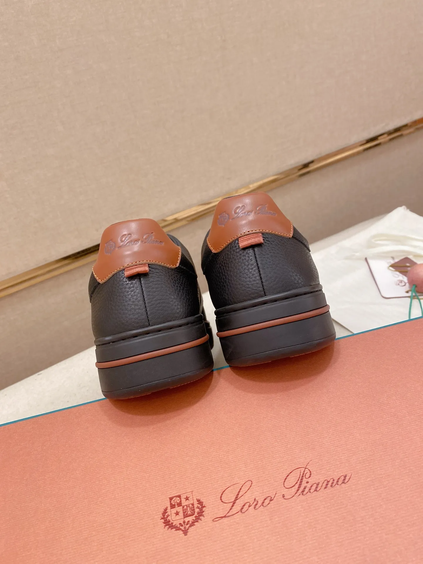 Men's shoes💰: 580💰🔥𝐥𝐨𝐫𝐨 𝐏𝐢𝐚𝐧𝐚 lp classic loafers, an Italian treasure brand, the only brand that can match Hermès! Only after wearing it do we realize that we can’t live up to our feet. The upper is made of imported first-layer cowhide with breathable fly-knit fabric, water-dyed cowhide foot pads, and the official original glass rubber outsole and pendant. Exclusive original packaging (tag ➕ brand paper ➕ outer box ➕ hand bag) code number: 38-44. Can be customized 45-46